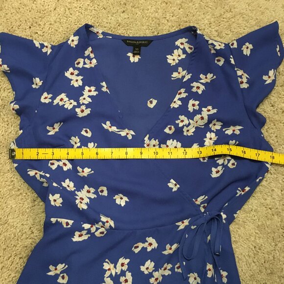 Banana Republic Blue Floral Tie Wrap Top - Picture 10 of 13